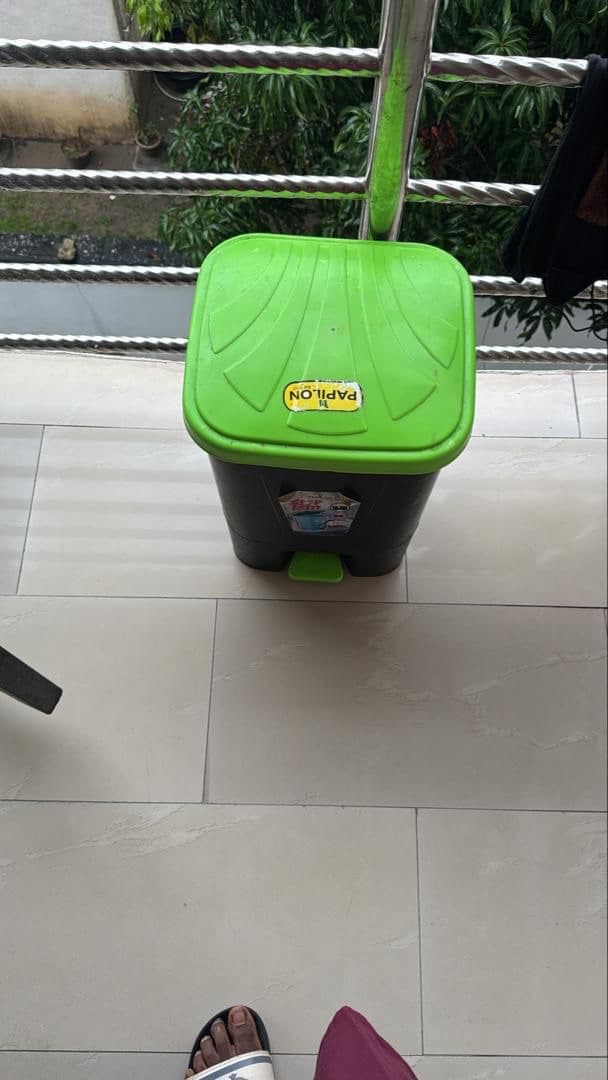 Plastic dustbin